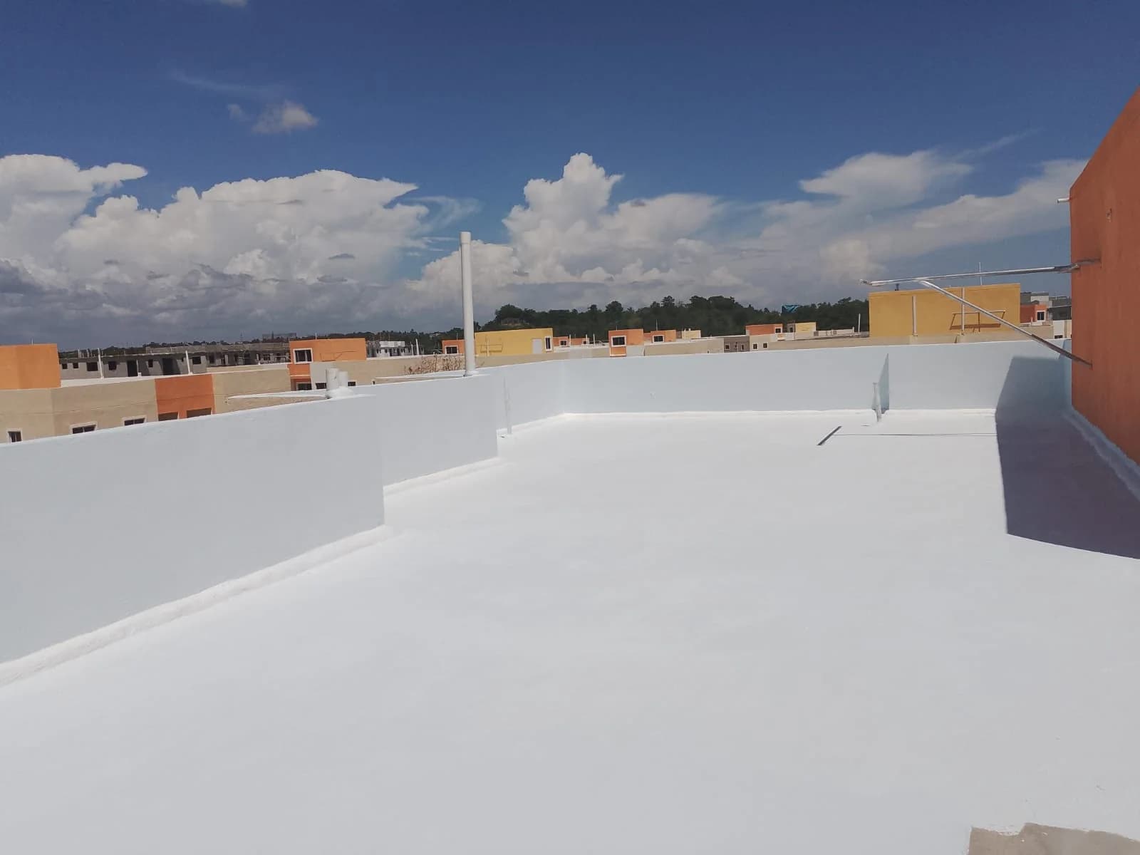 Cubierta terminada con impermeabilización blanca