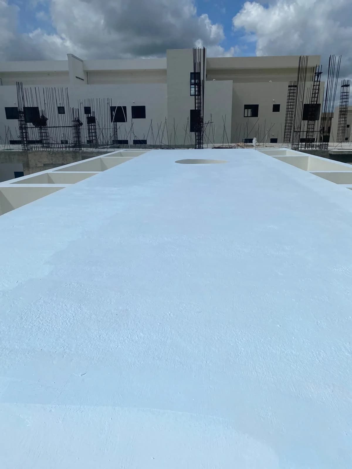 Cubierta impermeabilizada junto a una obra en construcción